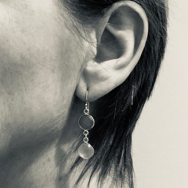 shine ørehænger med 2 sten vist på øre
